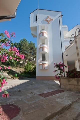 Duni Village Complex